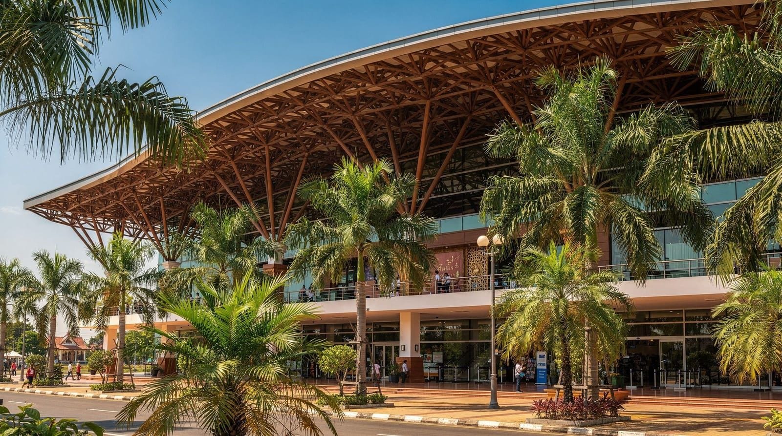 Aéroport international de Siem Reap–Angkor (SAI) : le guide complet du transfert — SAI a ouvert en octobre 2023, à 40-50 km/45-60 min du centre-ville. L'ancien aér